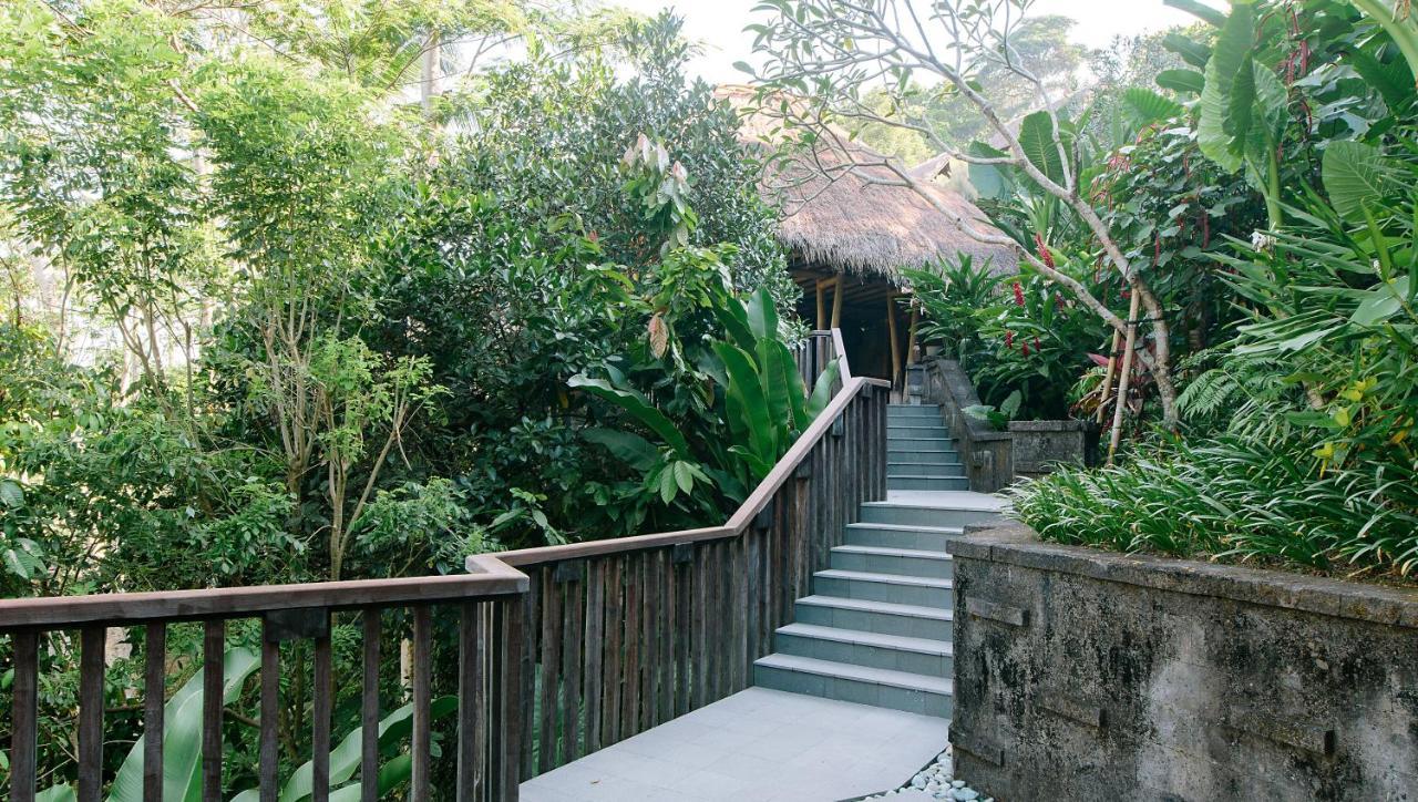 Tejaprana Resort & Spa Убуд Екстериор снимка Entrance to the resort